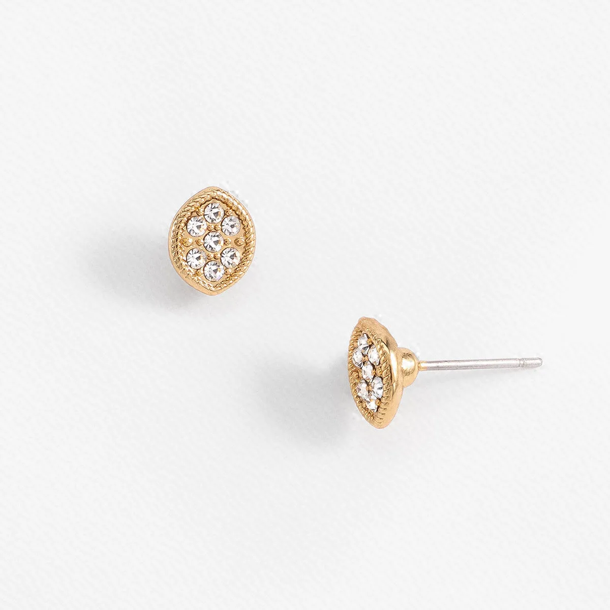 Aretes Poste en Baño de Oro con Detalles y Toque Brillante