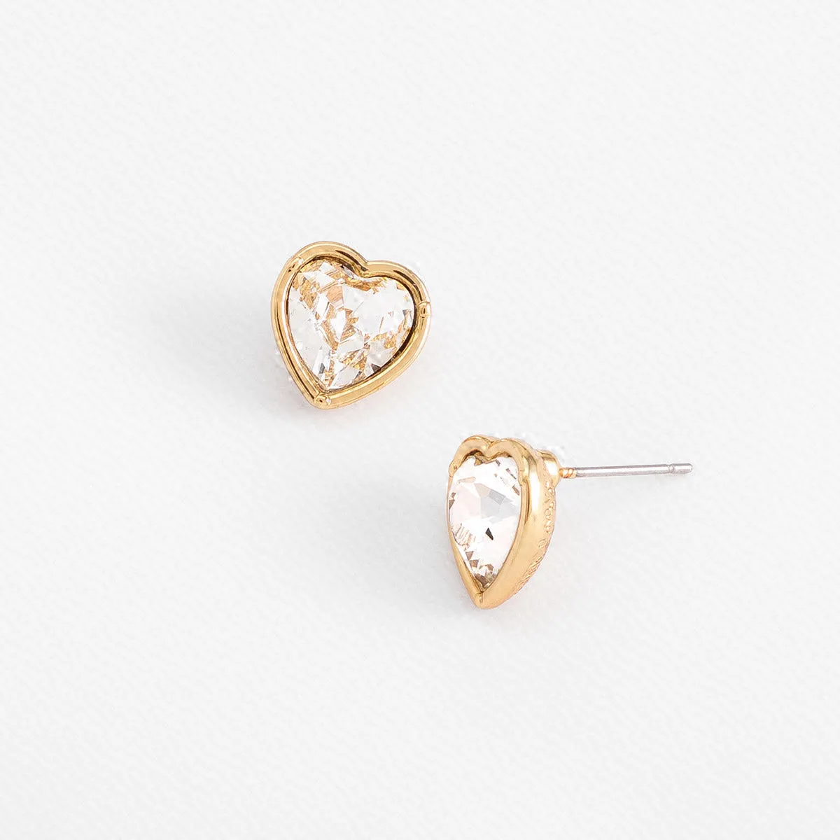 Aretes Poste en Baño de Oro con Forma de Corazón Brillante