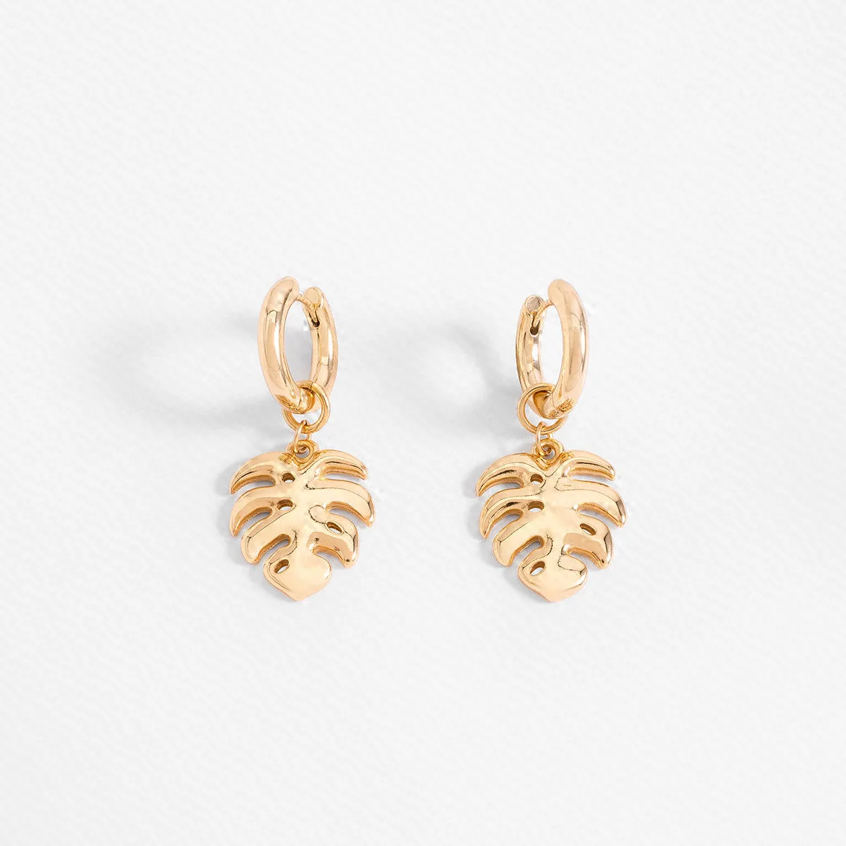Aretes Argolla en Baño de Oro con Dije Hoja Monstera Pulida