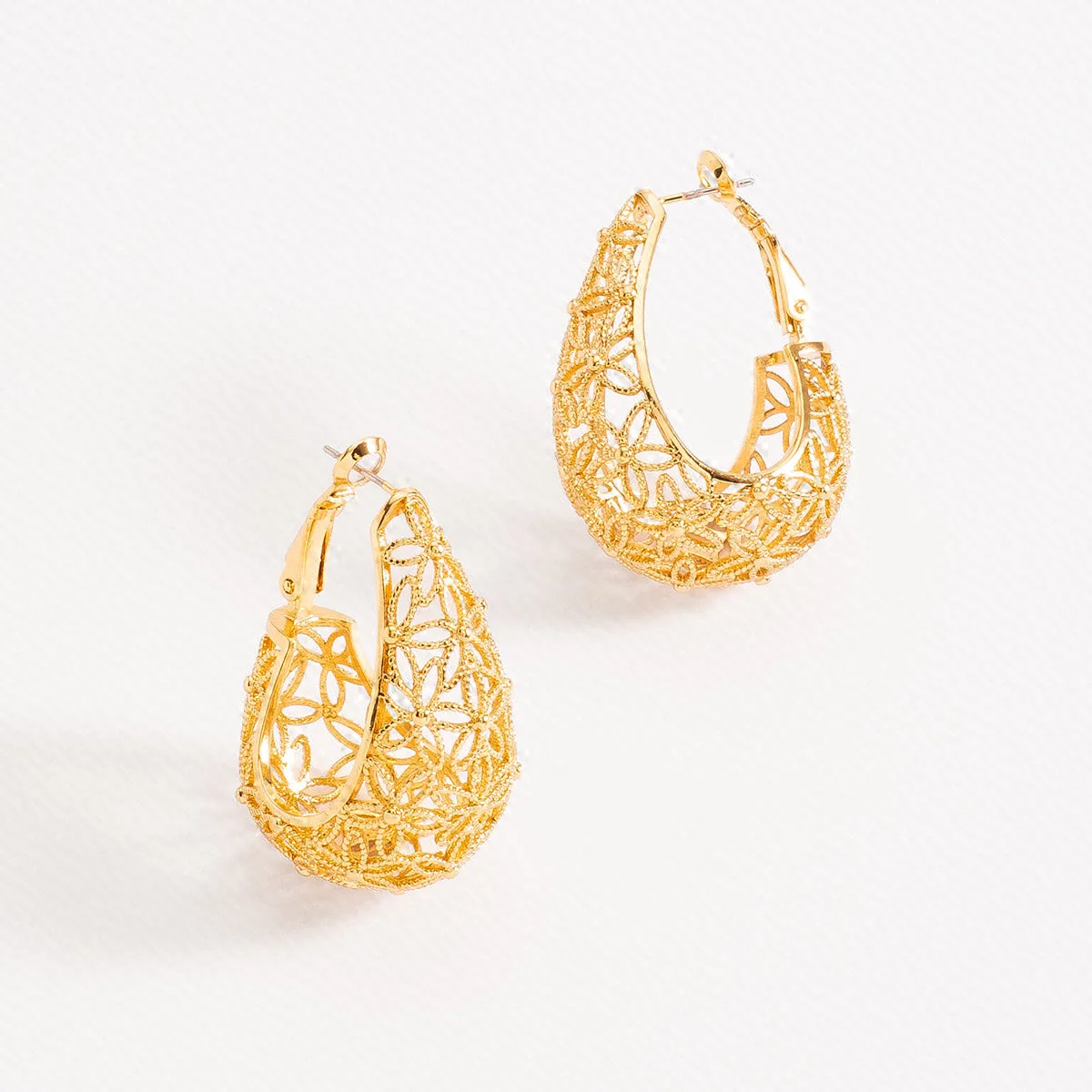 Aretes en Baño de Oro Tipo Argolla Calada Diseño Floral 4 Cm