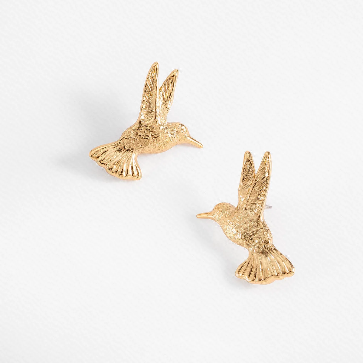 Aretes Poste en Baño de Oro con Diseño de Colibrí en Relieve