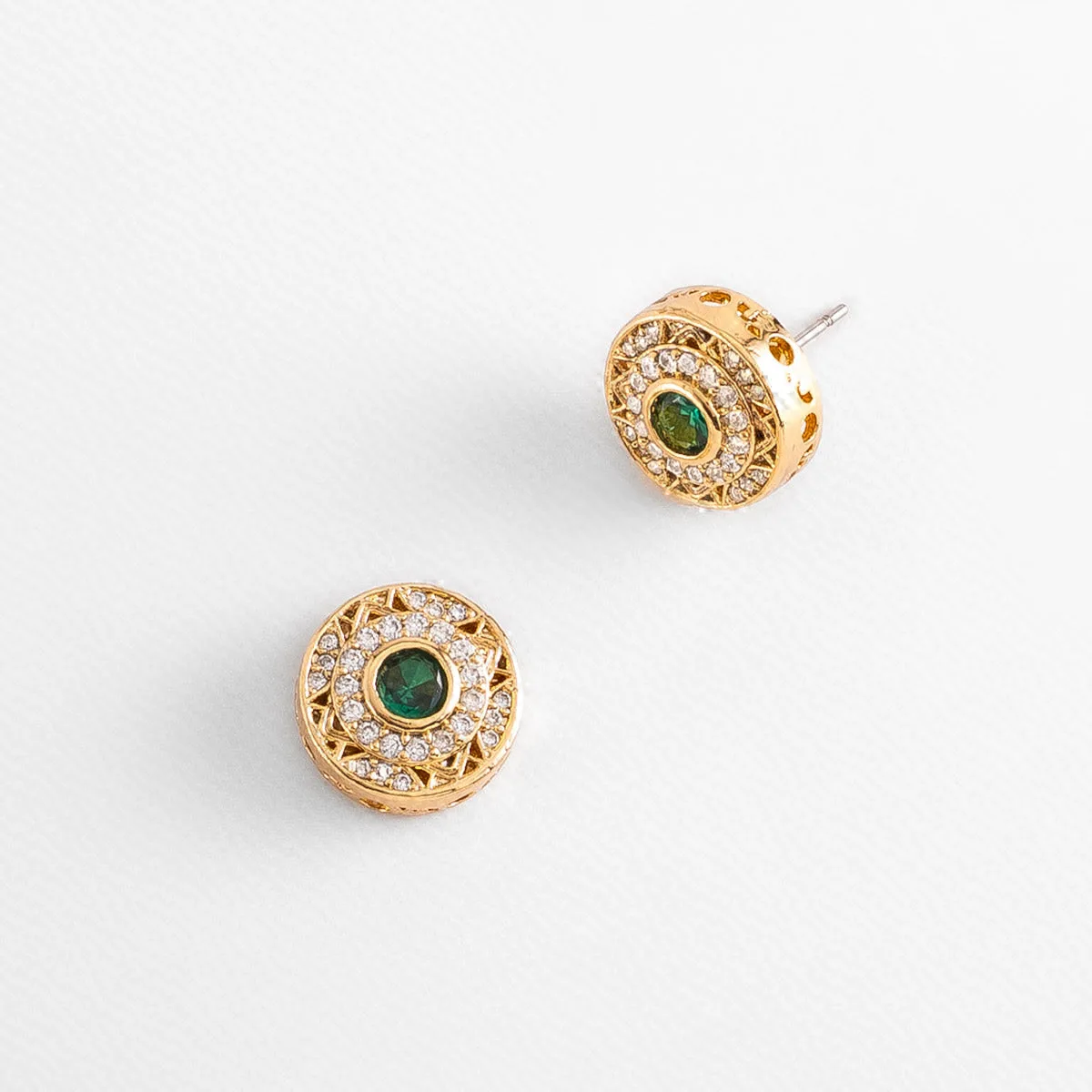 Aretes en Baño de Oro con Centro Brillante y Acento Verde