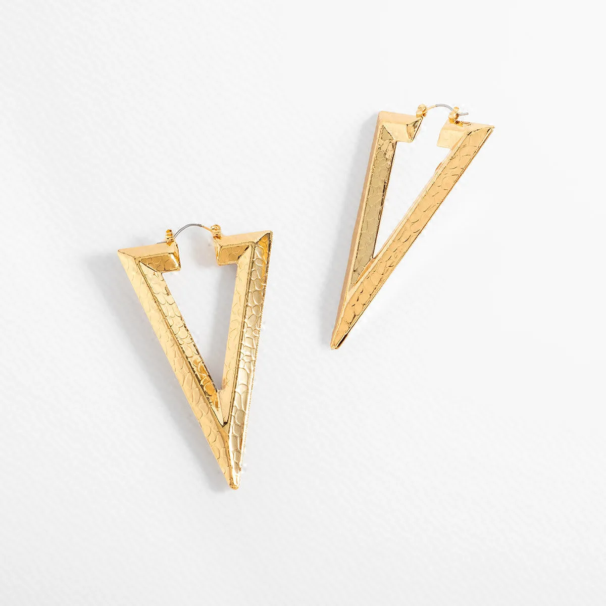 Aretes Largos en Forma de V con Baño de Oro
