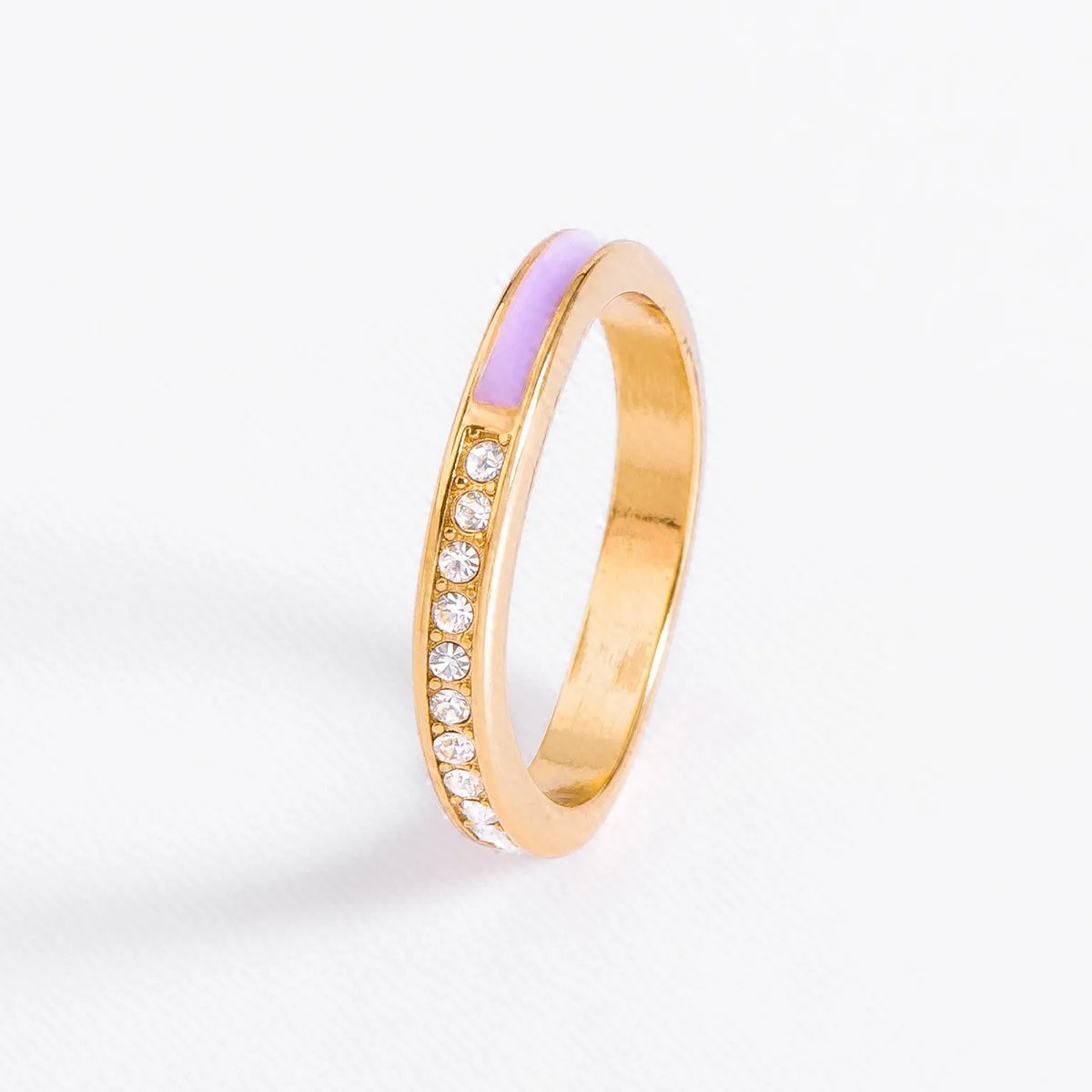 Anillo Elegante con Incrustaciones y Detalle Brillante
