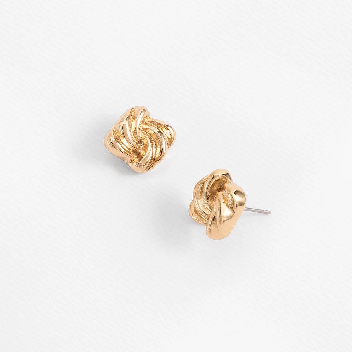Aretes Poste en Baño de Oro con Diseño de Nudo Moderno